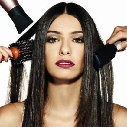 Indreptarea parului la frizer - îndreptare a părului (păr) Îndreptare de păr într-un salon de coafură - îndreptare a părului