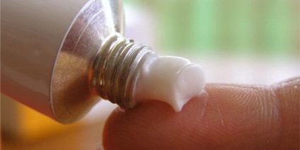 compoziția Acyclovir unguent și efectul medicamentului antiviral, prețul medicamentelor în farmacie și analogi (compoziție) compoziție unguent Acyclovir și efectul medicamentului antiviral, prețul medicamentului în farmacie, și analogii