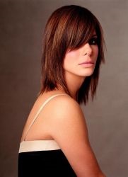 Bangs lateral (păr de lungime medie) Bretonul la partea