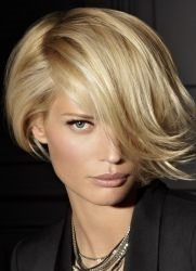Bangs lateral (păr de lungime medie) Bretonul la partea
