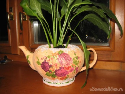 Decorarea un ceainic cu mâinile (decorare) Decorarea un ceainic cu mâinile lor
