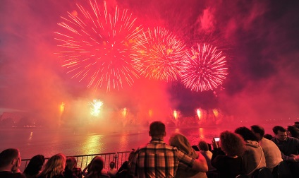 Festivalul de focuri de artificii în acest an va avea loc în luna august (an) Festivalul de focuri de artificii din acest an va avea loc în luna august