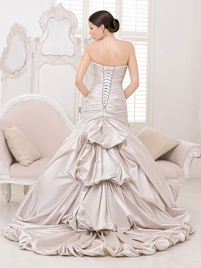 Rochie de mireasa de grație franceză de la - Divina Sposa, Colectia 2013