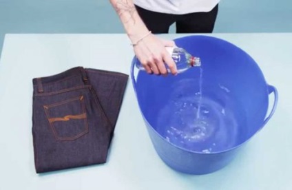 Cum să se spele blugi de mână în mod corespunzător astfel încât acestea să nu-și piardă culoarea (dreapta) Cum să se spele blugi de mână în mod corespunzător astfel încât acestea să nu-și piardă culoarea