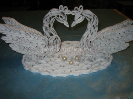 Lebede in tehnica quilling cu mâinile lor (Quilling) Lebede in tehnica quilling cu mâinile lor