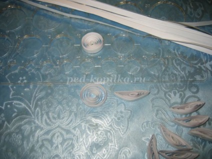 Lebede in tehnica quilling cu mâinile lor (Quilling) Lebede in tehnica quilling cu mâinile lor
