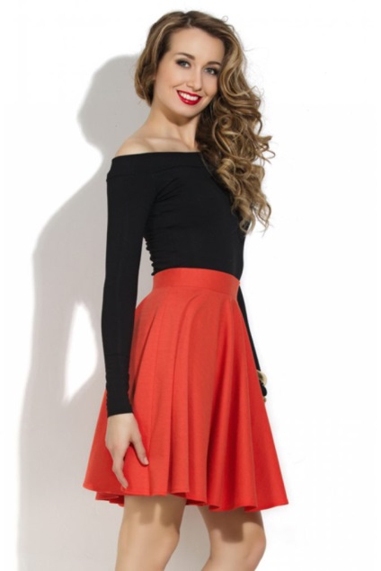 Bluza la modă cu umerii goi, modele frumoase de sex feminin, de vară și opțiuni calde, cu volane și (bluză) Bluza la modă cu umerii goi, modele frumoase de sex feminin, de vară și opțiuni calde cu volane