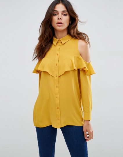 Bluza la modă cu umerii goi, modele frumoase de sex feminin, de vară și opțiuni calde, cu volane și (bluză) Bluza la modă cu umerii goi, modele frumoase de sex feminin, de vară și opțiuni calde cu volane
