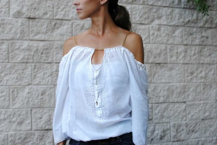 Bluza la modă cu umerii goi, modele frumoase de sex feminin, de vară și opțiuni calde, cu volane și (umeri) Bluza la modă cu umerii goi, modele frumoase de sex feminin, de vară și opțiuni calde cu volane