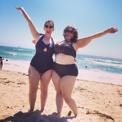 BBW ademenitor face paradă pe plajele în bikini, umkra (BBW în bikini) Ademenitor BBW face paradă pe plajele într-un bikini, umkra