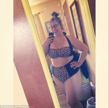 Ademenitor BBW face paradă pe plajele în bikini, umkra (plin pe plaja) Ademenitor BBW face paradă pe plajele într-un bikini, umkra