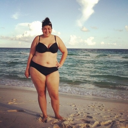 Ademenitor BBW face paradă pe plajele din o pereche de bikini, umkra (costume de baie) Ademenitor BBW face paradă pe plajele într-un bikini, umkra