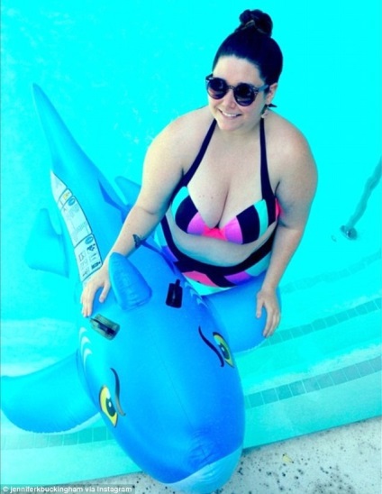 Ademenitor BBW face paradă pe plajele din o pereche de bikini, umkra (costume de baie) Ademenitor BBW face paradă pe plajele într-un bikini, umkra