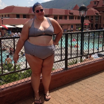 Ademenitor BBW face paradă pe plajele în bikini, umkra (plin pe plaja) Ademenitor BBW face paradă pe plajele într-un bikini, umkra