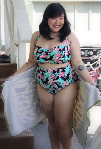 Ademenitor BBW face paradă pe plajele în bikini, umkra (plin pe plaja) Ademenitor BBW face paradă pe plajele într-un bikini, umkra