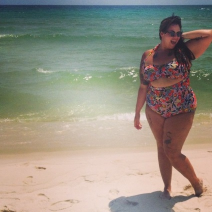 Ademenitor BBW face paradă pe plajele în bikini, umkra (plin pe plaja) Ademenitor BBW face paradă pe plajele într-un bikini, umkra
