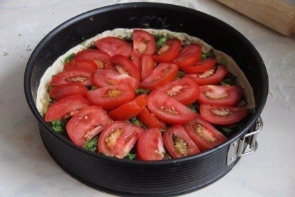 Plăcintă cu ciuperci, rosii si ceapa verde, gătite de casă (tomate) Plăcintă cu ciuperci, rosii si ceapa verde, fierte la domiciliu