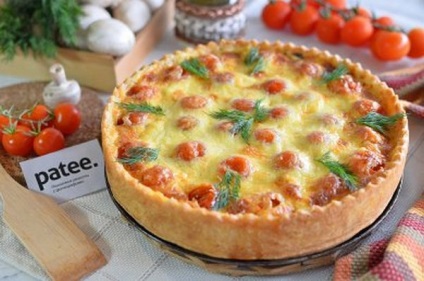 Plăcintă cu ciuperci, rosii si ceapa verde, acasă fierte (verde) Plăcintă cu ciuperci, rosii si ceapa verde, fierte la domiciliu