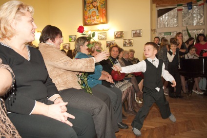 Professional Mama 11 familii, o sută de copii, 15 nepoți (nepoți) Professional Mama 11 familii, o sută de copii, 15 nepoți,