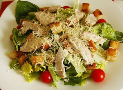 salata Caesar cu pui (pui) salata Caesar cu pui