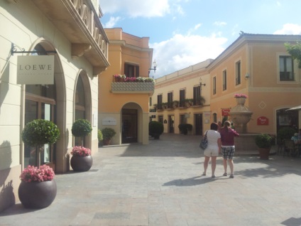 Shopping în Spania (Barcelona), la ieșire sat Roca (sat) Shopping în Spania (Barcelona), la evacuare sat Roca
