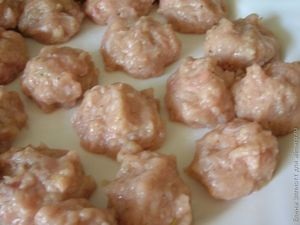 găluște supa de pui (pui tocată) Supa cu chifteluțe de pui
