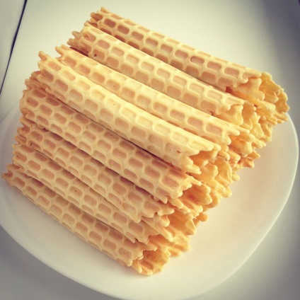 Top 6 moduri de a găti rulouri vafele din fier vafe sovetstkih, deserturi și produse de patiserie (patiserie) Top 6 moduri de a găti rulouri cu napolitane in vafe de fier sovetstkih, deserturi și produse de patiserie