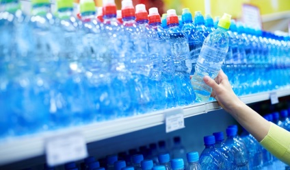 Alege apă îmbuteliată ca pentru a distinge un fals (alege apă îmbuteliată: cum să se facă distincția un fals) Alegerea apei îmbuteliate ca fals distins