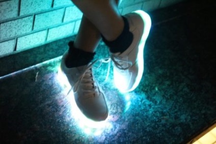 pantofi Glowing (97 poze) cât de multe sunt conduse cu LED-diode emițătoare de lumină și adidași