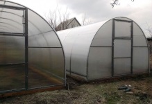 Arcuit policarbonat cu efect de seră și în formă de tub, desen cu frunze de ferestre de acoperiș, îmbunătățit său (profil) Arcuit policarbonat cu efect de seră și în formă de tub, desen cu frunze de fereastră de acoperiș armat său