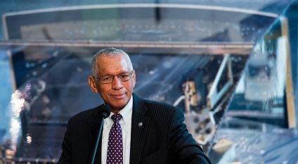 Evadare din planeta (Charles Bolden Foto) Escape de pe o planeta