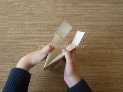 topor de hârtie cu mâinile (figura desen de o anumită dimensiune) topor de hârtie cu mâinile