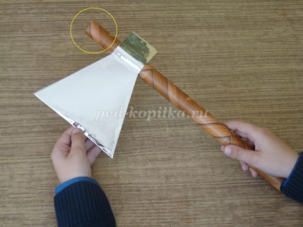 topor de hârtie cu mâinile (de hârtie sunt date vizualizări) topor de hârtie cu mâinile