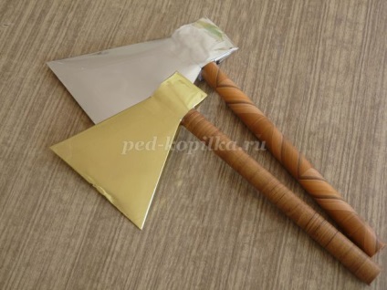 topor de hârtie cu mâinile (de hârtie sunt date vizualizări) topor de hârtie cu mâinile