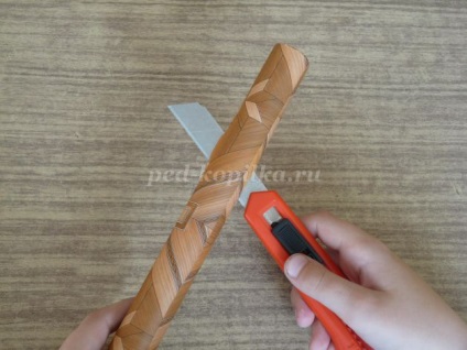 topor de hârtie cu mâinile (figura desen de o anumită dimensiune) topor de hârtie cu mâinile