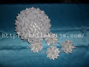 O floare de o panglică îngustă (lățime de bandă de satin) Floare de bandă îngustă