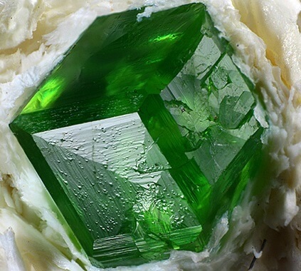 proprietăți Demantoid piatră, caracteristicile sale și o descriere (proprietăți de rocă demantoidul semn zodiacal) proprietăți Demantoid piatră, caracteristicile și descrierea