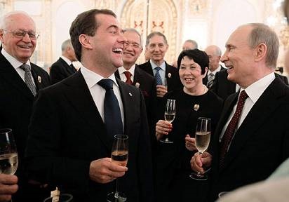 Dmitry Zapolskiy că de fapt, birocrația se gândește la Putin și Medvedev - Monitor română () Dmitry Zapolskiy că de fapt, birocrația se gândește la Putin și Medvedev - Monitor română