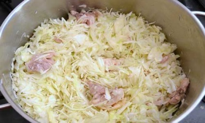 Acasă pui înăbușită (varză) Acasă varză fiert cu carne de pui