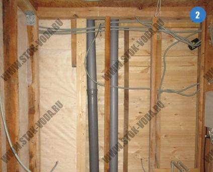Ventilatoare de canalizare riser într-o casă privată (pe acoperișul de pe acoperiș) pozele pentru ieșirea din zona ascendentă (de coloană) Ventilatoare de canalizare riser într-o casă privată (pe acoperiș pe acoperiș) pentru ieșirea din fotografiile de coloană