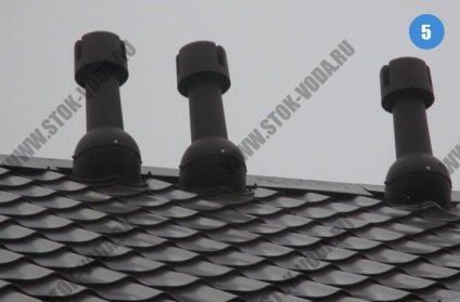 Ventilatoare de canalizare riser într-o casă privată (pe acoperișul de pe acoperiș) pozele pentru ieșirea din coloană (canalizare) Ventilatoare de canalizare riser într-o casă privată (pe acoperiș pe acoperiș) pentru ieșirea din fotografiile de coloană