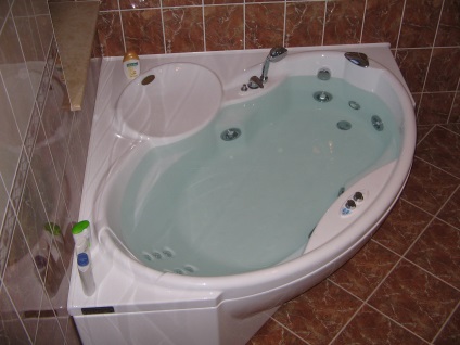 cadă cu hidromasaj, cu dimensiuni unghiulare jacuzzi jacuzzi, baie standard a unei case obișnuite, o mare