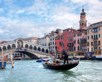 Gondola în Veneția (Veneția) Gondole din Veneția