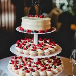 Idei pentru un tort de nunta cu brioșe (prajiturele) Idei pentru tort de nunta cu brioșe