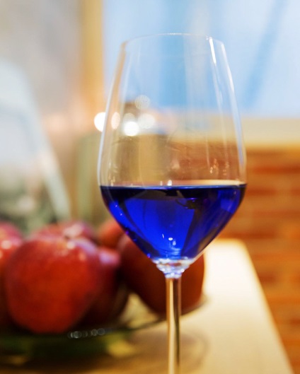 vinificatori spanioli au creat un vin albastru (datorită vinificatorilor spaniole) vinificatori spanioli au creat un vin albastru