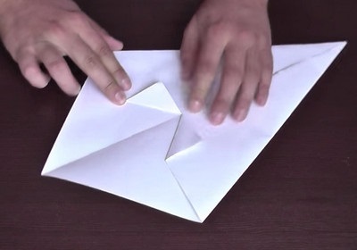 Как бързо да направите хвърчило от хартия