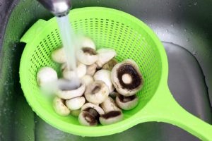 Cum să se pregătească de ciuperci cu smantana si ceapa, pe gratar, cuptor și tava (grătar) Cum de a găti ciuperci cu ceapa si smantana pe gratar, în cuptor și în tigaie