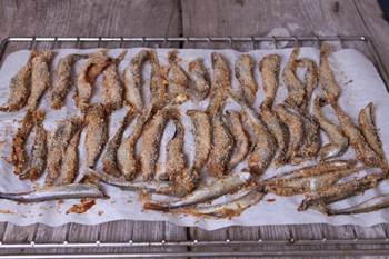 Cum de a găti în cuptor pentru capelin, - o rețetă cu pas cu pas fotografii (rețete gustoase și ieftine) Cum de a găti în cuptor pentru capelin, - o rețetă cu pas cu pas fotografii
