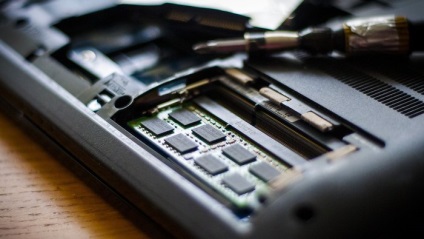 Memoria ca dispers într-un laptop, o creștere a frecvenței RAM Toshiba, tehnicieni (RAM) Cum să overclock RAM în laptop, crește frecvența de RAM în laptop, techies