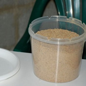 Feeder pentru puii cu propriile lor mâini, cu o fotografie alimentatoare de pui și dispozitive tip de material plastic (găini) Feeder pentru puii cu propriile lor mâini, cu o fotografie alimentatoare de pui și adapatorilor din plastic